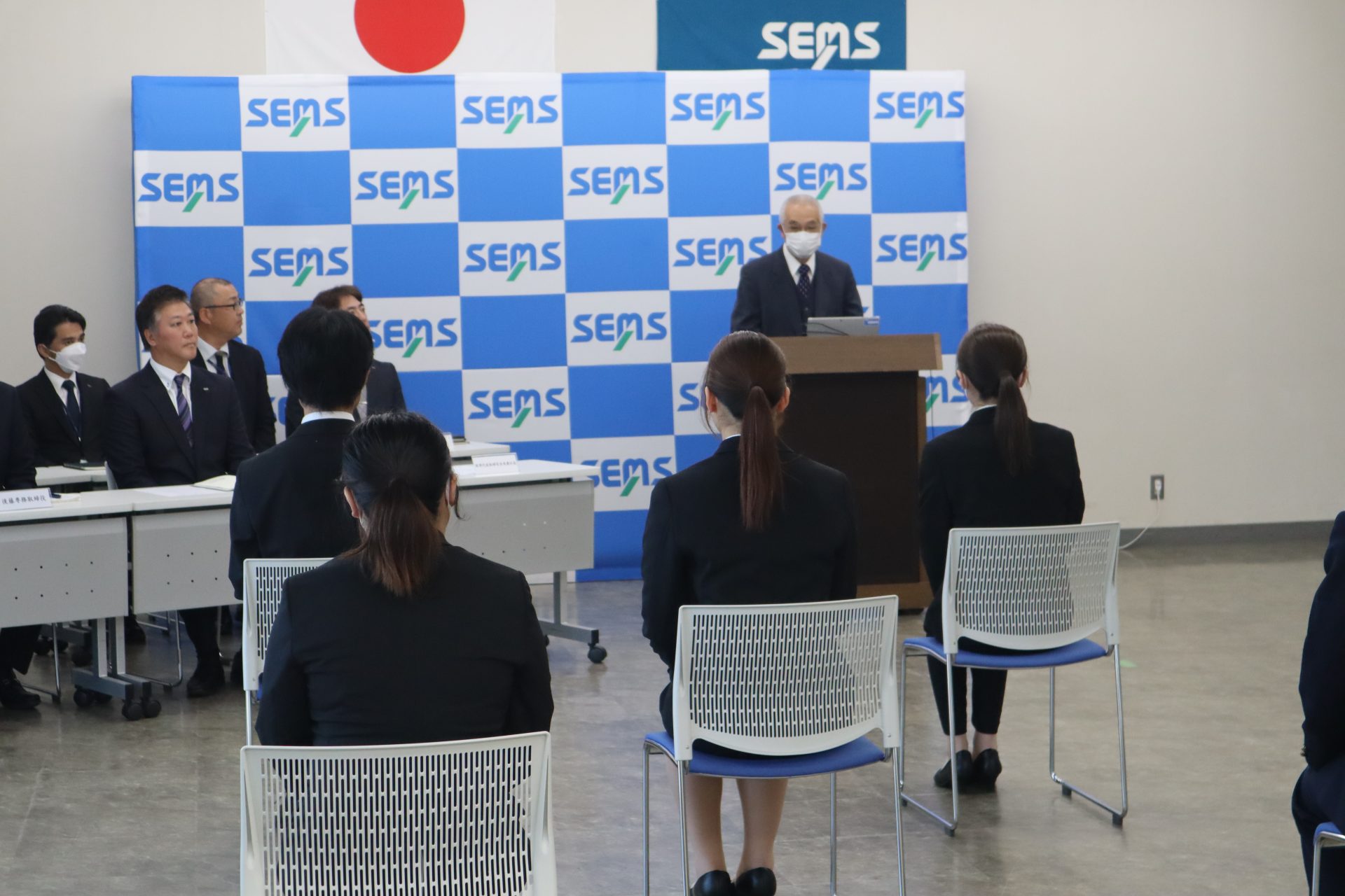 令和7年度新入社員内定式を開催しました | 株式会社シムックス | 警備